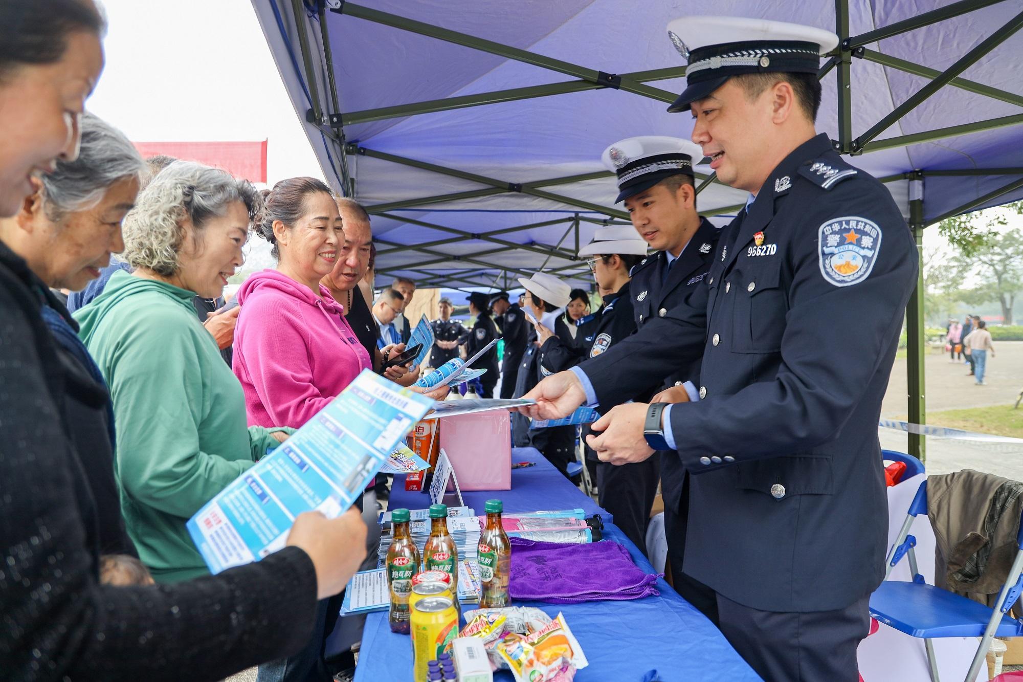 防城港市開展122“全國交通安全日”主題活動(dòng)