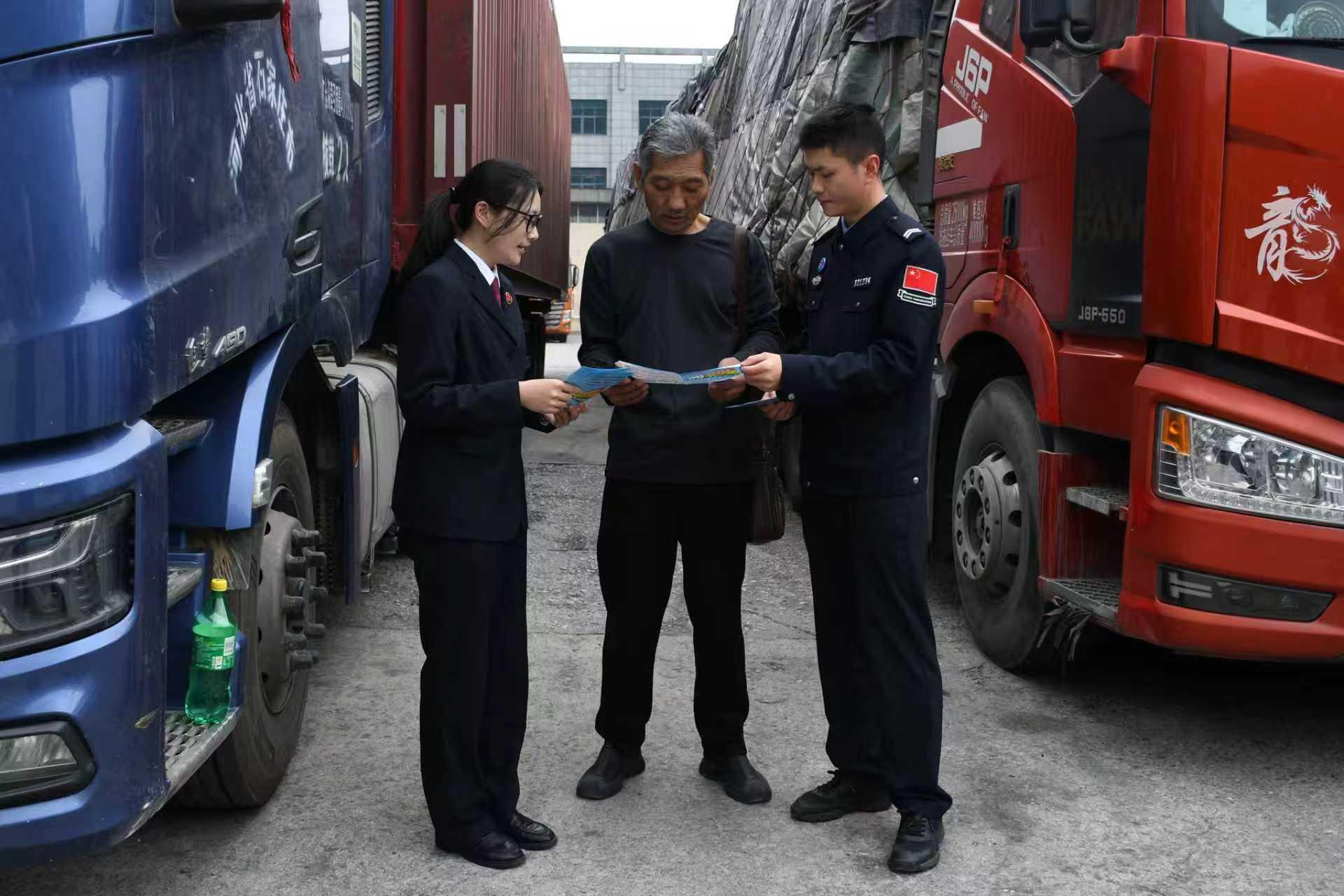 ?廣西愛店出入境邊防檢查站聯(lián)合開展國家憲法日主題宣傳活動(dòng)